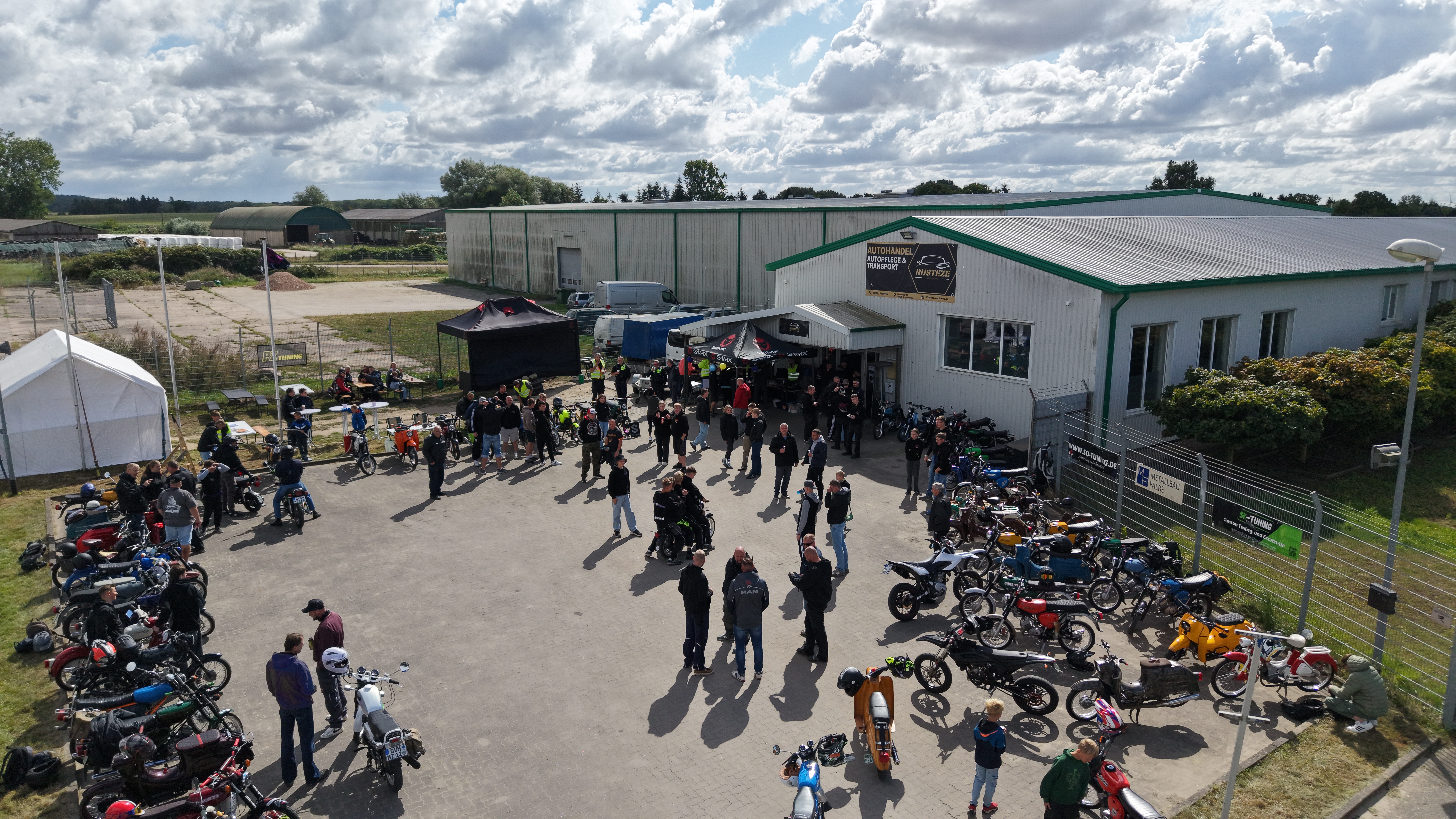 SO-Tuning Gruppe gemeinsam unterwegs